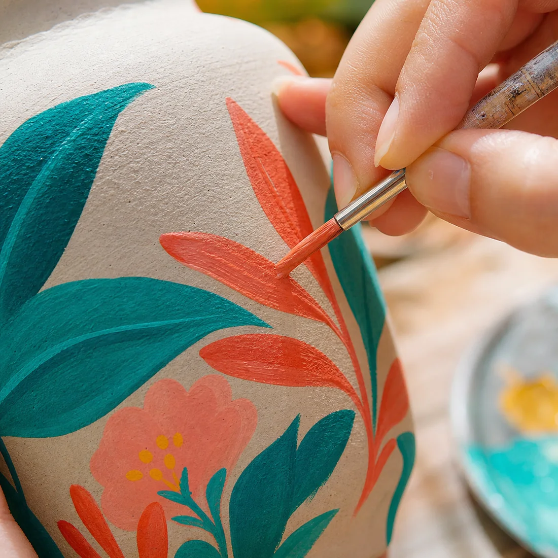 Detalle de pintura artesanal sobre cerámica